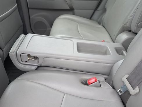 Used 2012 Toyota Highlander SE w/ Tow Pkg FWD image 11
