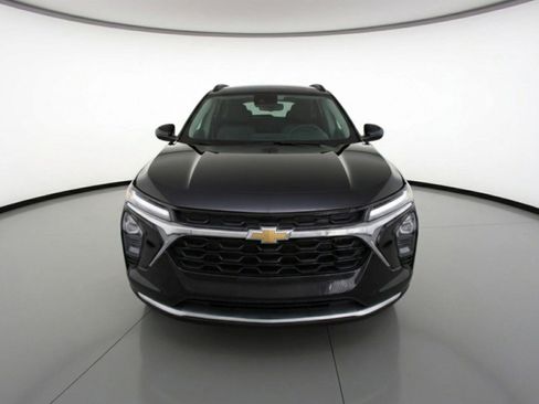 Used 2025 Chevrolet Trax LT w/ LT Convenience Package image 2