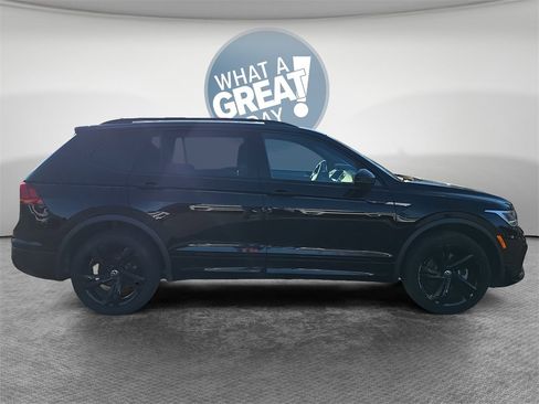 Used 2023 Volkswagen Tiguan SE R-Line image 2