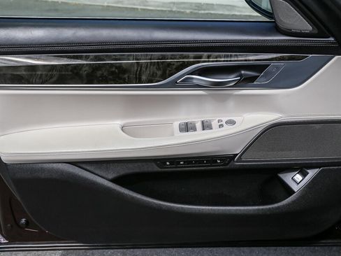 Used 2020 BMW 750i xDrive w/ Executive Package image 30