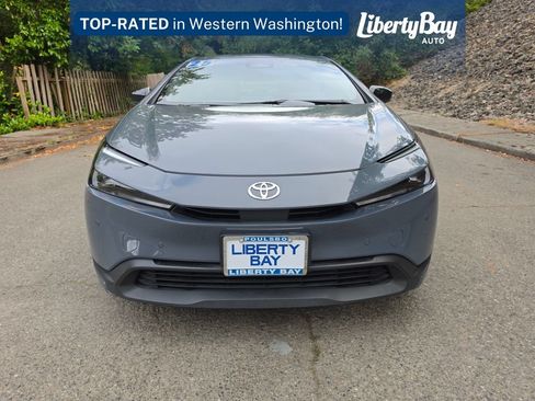Used 2025 Toyota Prius LE FWD image 2