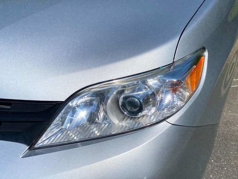 Used 2020 Toyota Sienna L FWD image 4
