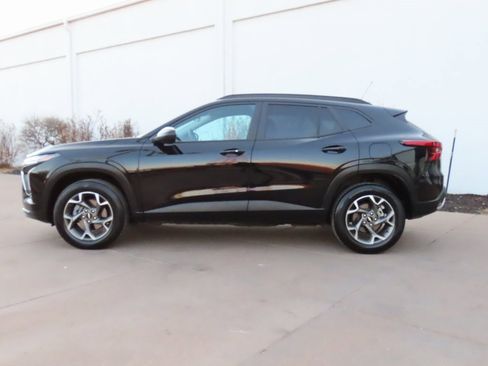 Used 2025 Chevrolet Trax LT w/ LT Convenience Package image 4