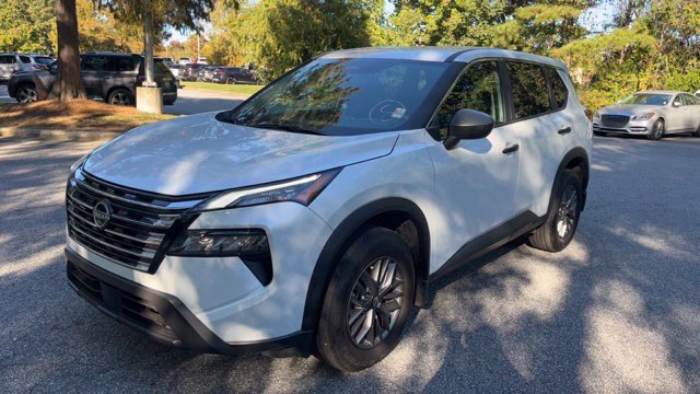 Used 2025 Nissan Rogue S AWD/4WD image 1