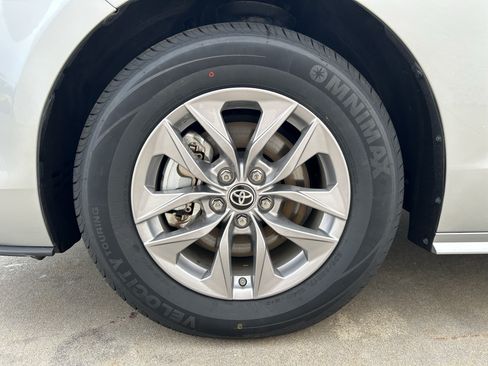 Certified 2025 Toyota Sienna XLE FWD image 12