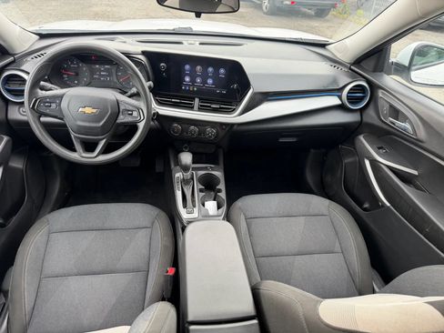Used 2024 Chevrolet Trax LS w/ LS Convenience Package FWD image 29