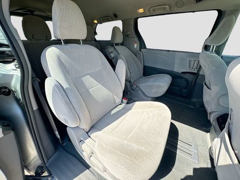 Used 2019 Toyota Sienna LE FWD image 32