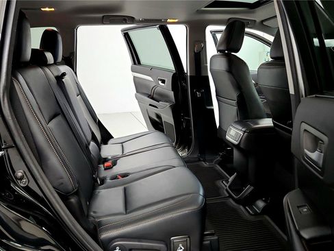 Used 2016 Toyota Highlander XLE image 18