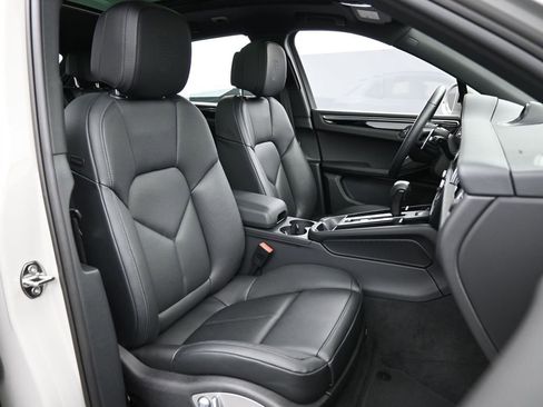 Certified 2025 Porsche Macan image 31