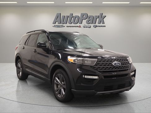 Used 2023 Ford Explorer XLT w/ Equipment Group 202A AWD/4WD image 2