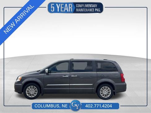 Used 2015 Chrysler Town & Country Limited FWD image 1