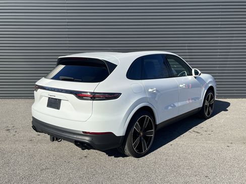 Certified 2023 Porsche Cayenne Platinum Edition image 9