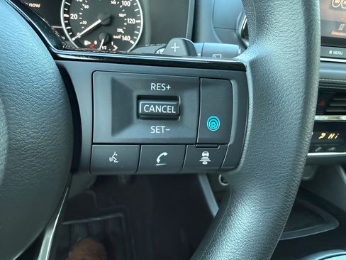 Used 2021 Nissan Rogue SV AWD/4WD image 16