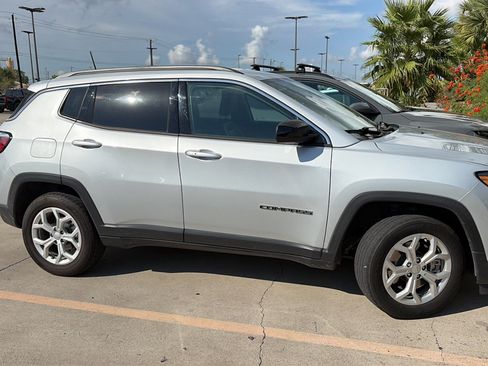 Used 2024 Jeep Compass Latitude AWD/4WD image 3