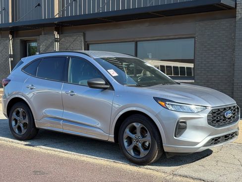 Used 2024 Ford Escape ST-Line w/ Tech Pack #1 FWD image 3