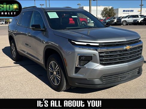 Used 2025 Chevrolet Traverse LT image 1