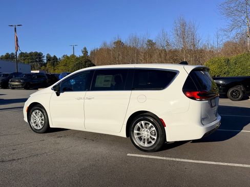 New 2026 Chrysler Pacifica Select image 7
