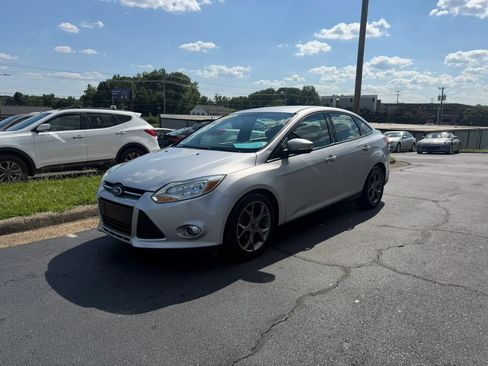 Used 2014 Ford Focus SE w/ Equipment Group 201A FWD image 3