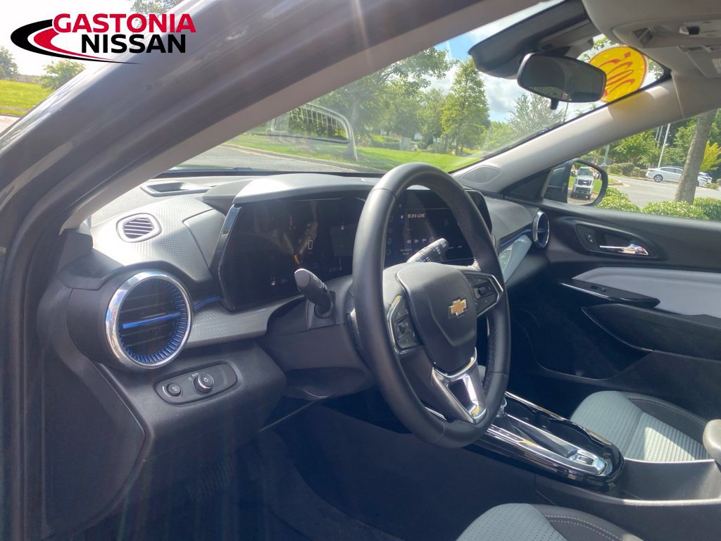 Used 2025 Chevrolet Trax LT w/ LT Convenience Package FWD image 18