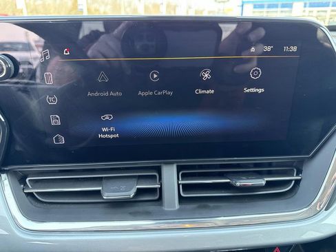 Used 2025 Chevrolet Trax LT w/ LT Convenience Package image 17