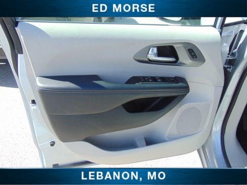 Used 2024 Chrysler Pacifica Touring-L image 16