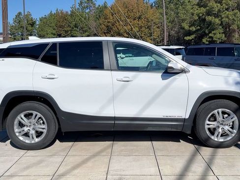 Used 2024 GMC Terrain SLE image 14