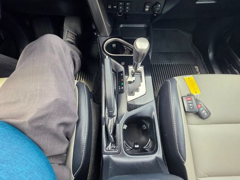 Used 2018 Toyota RAV4 Limited FWD image 23