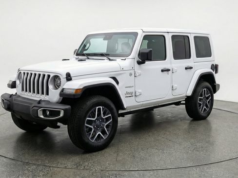 Used 2025 Jeep Wrangler Sahara image 3