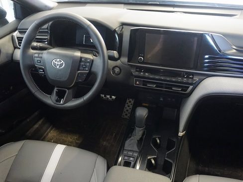 Used 2025 Toyota Camry SE w/ Convenience Package image 25
