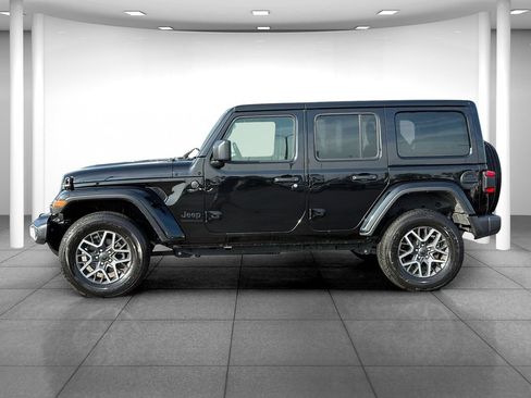 Used 2025 Jeep Wrangler Unlimited Sahara AWD/4WD image 4