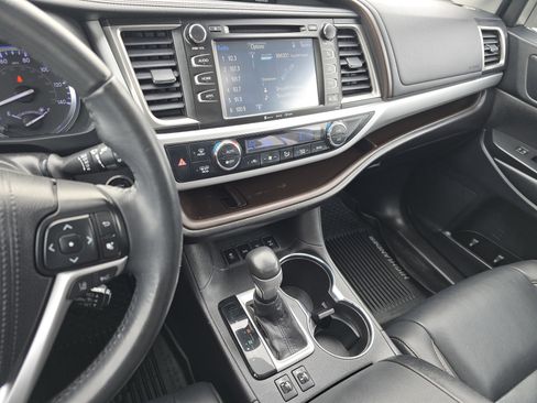 Used 2019 Toyota Highlander XLE image 11