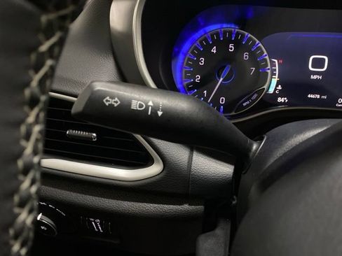 Used 2025 Chrysler Pacifica Select FWD image 38