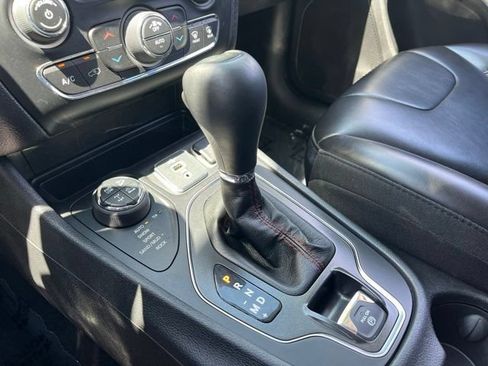 Used 2019 Jeep Cherokee Trailhawk w/ Cold Weather Group AWD/4WD image 16