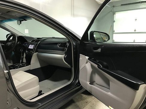 Used 2014 Toyota Camry FWD image 12
