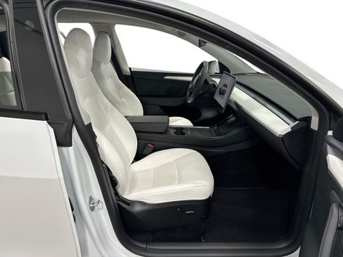 Certified 2023 Tesla Model Y Long Range AWD/4WD image 13