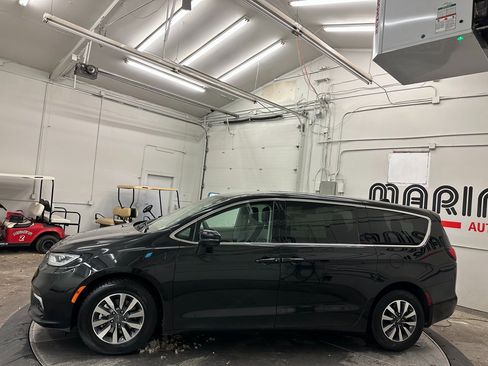 Certified 2023 Chrysler Pacifica Touring-L image 12