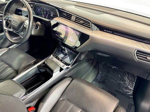 Used 2021 Audi e-tron Prestige w/ Prestige Package image 28