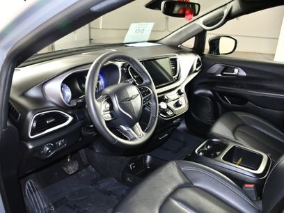 Used 2025 Chrysler Pacifica Select
