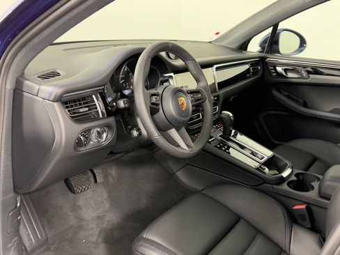 Certified 2026 Porsche Macan AWD/4WD image 4