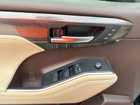 Used 2022 Toyota Highlander Limited AWD/4WD image 15
