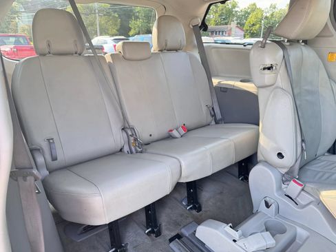 Used 2013 Toyota Sienna XLE w/ Entertainment Pkg FWD image 23