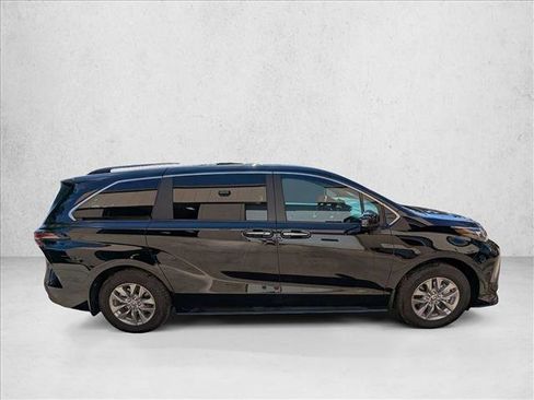 Used 2026 Toyota Sienna XLE AWD/4WD image 4