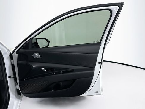 Used 2025 Hyundai Elantra SE image 30