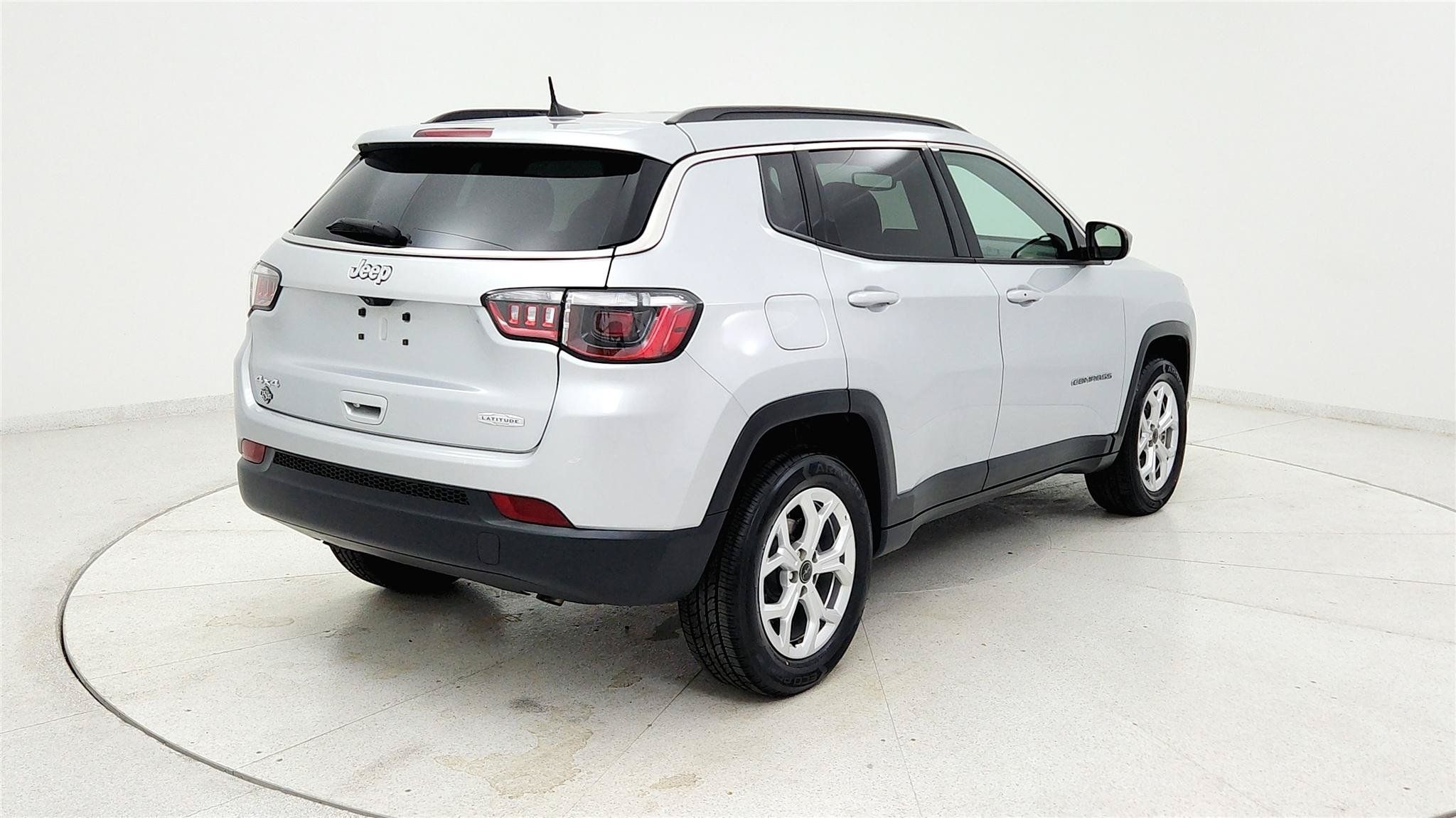 Used 2025 Jeep Compass Latitude AWD/4WD image 5