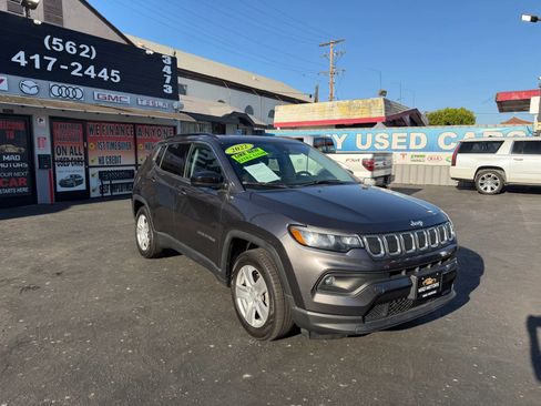 Used 2022 Jeep Compass Latitude FWD image 2