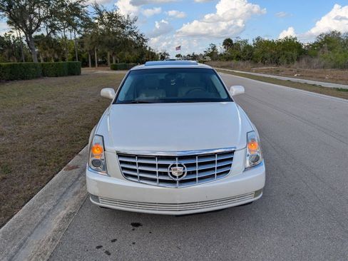 Used 2008 Cadillac DTS Luxury I w/ Sun And Sound Package image 3