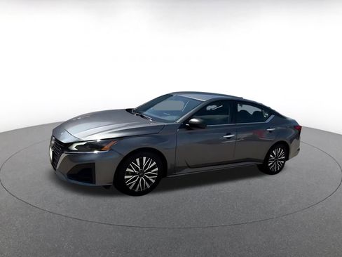 Used 2025 Nissan Altima 2.5 SV FWD image 8