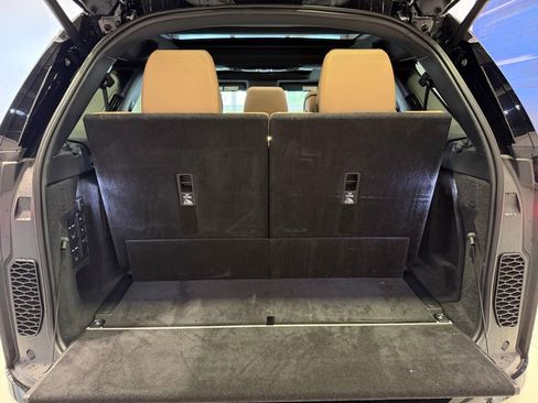 New 2025 Land Rover Discovery Dynamic SE image 16