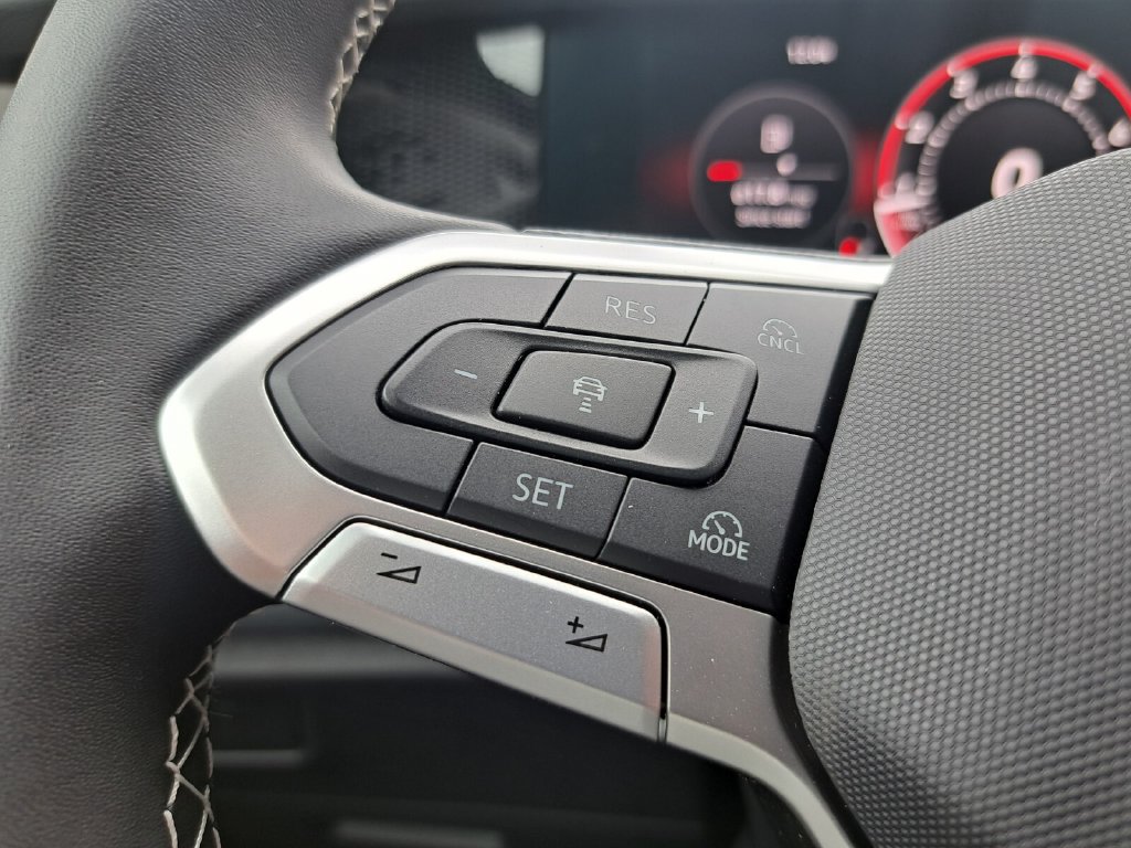 Used 2026 Volkswagen Tiguan SE AWD/4WD image 14