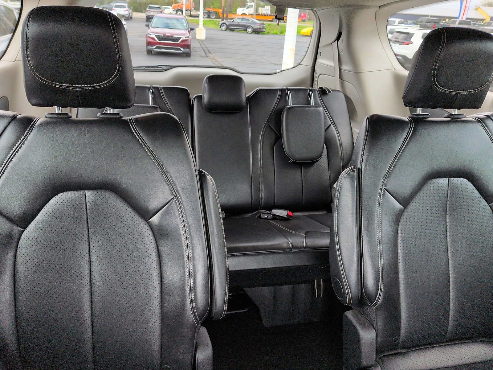 Used 2024 Chrysler Pacifica Touring-L FWD image 11